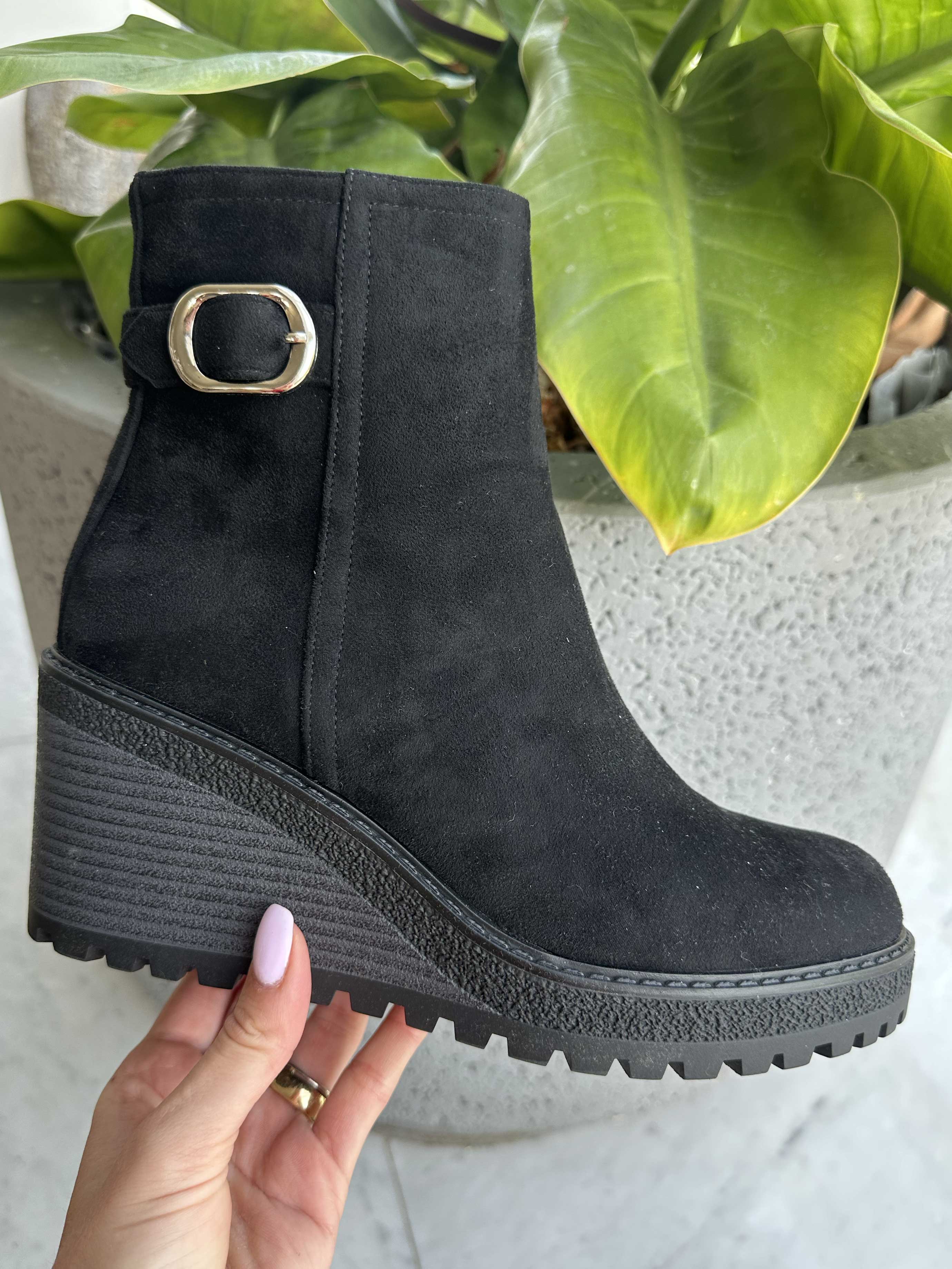 Carola - Støvle med kilehæl og sølv spænde